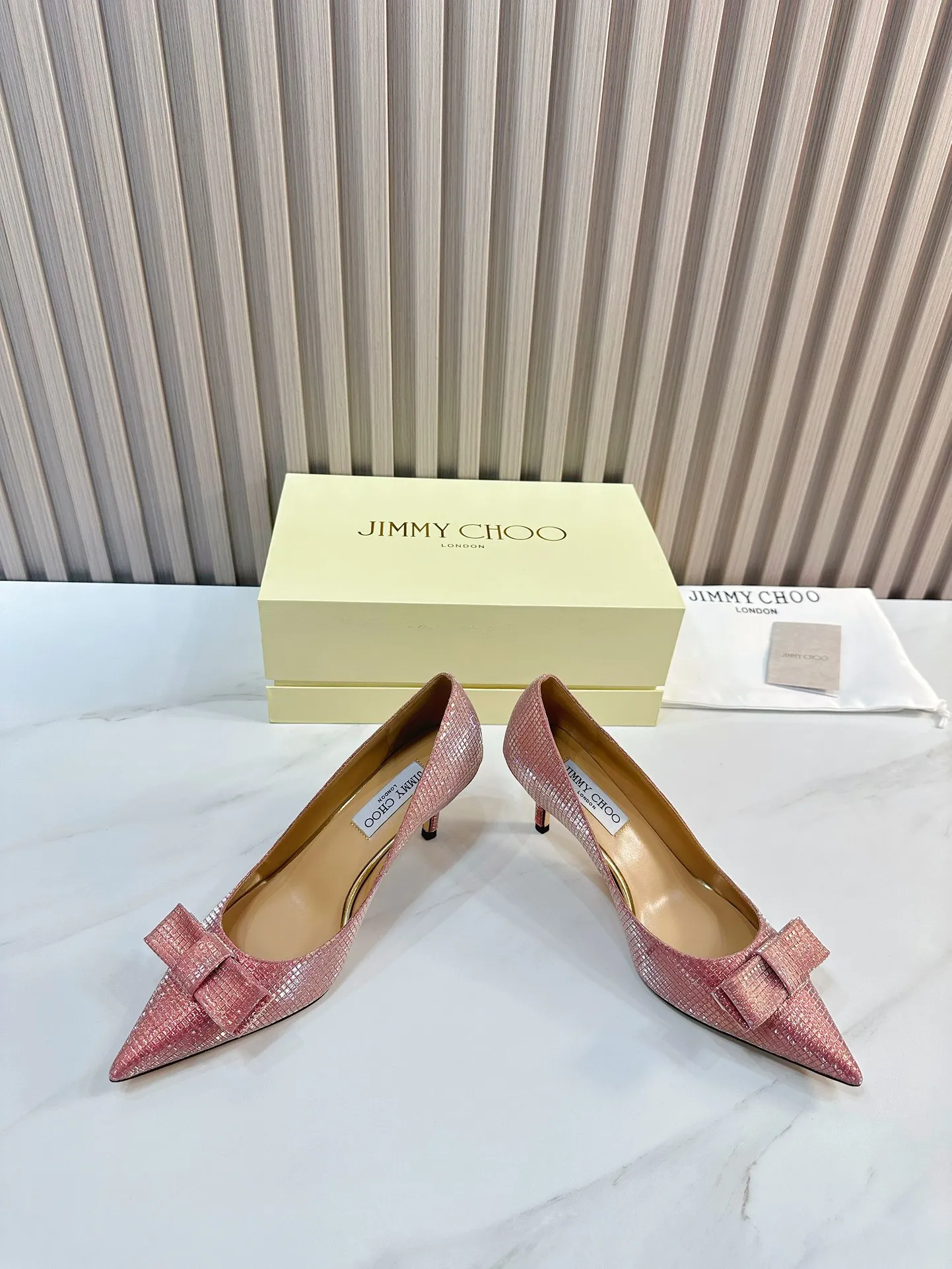 👟👟Ex-factory price 620👟👟 JIMMY CHOO (Jimmy CHOO) 💝💝💝 is a very comprehensive noble fashion lifestyle brand, with a series of women's high-heeled, medium-heeled, flat-heeled sandals with the same straps from major fashion bloggers and celebrities in Hong Kong and the United States.  The Australian pointed toe, round toe and square toe series are simply beautiful. Fall in love with elegance and playful sense of the future. Just by looking at them, you want to own them immediately, but you can really think about a pair of exquisite high heels~~~~~~~~~~~~~~~~~ 💝This series is specially designed for extraordinary and indifferent ladies, thus creating a unique overall effect, Jimmy Choo Design products that inspire women to move forward and show their charm💝💝💝 1⃣️Material: Imported cowhide 2⃣️Inner: Imported Italian lambskin, super soft and delicate 3⃣️Outsole: Imported Italian original original color genuine leather outsole Heel height 6.5 4⃣️Code number: 35 to 39 (34, 40, 41 customized)